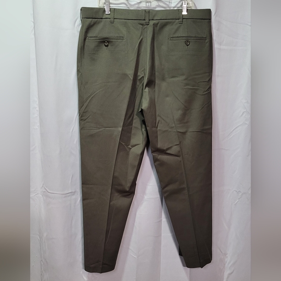 Dockers Men's Gray Workday Khakis Classic Fit Pleated Dress Pants Size 38X29 EUC - Picture 10 of 11